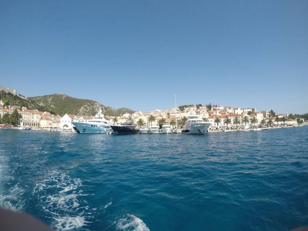 Hvar kikötője a vitorlás fedélzetéről