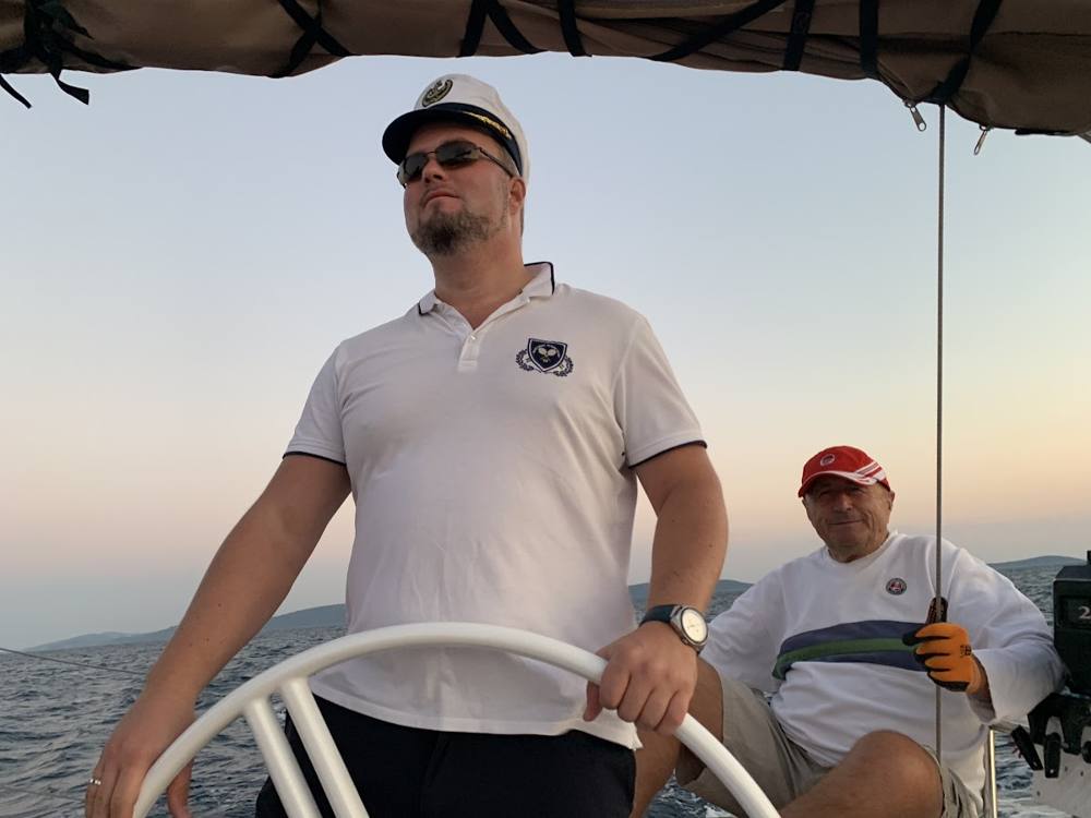 A skipper a kormánynál az Adrián